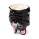 Gros plan sur la tête sculptée de la chauve-souris en céramique sur le mug