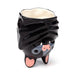 Présentation du mug 3D chauve-souris rempli de café sur une table en bois