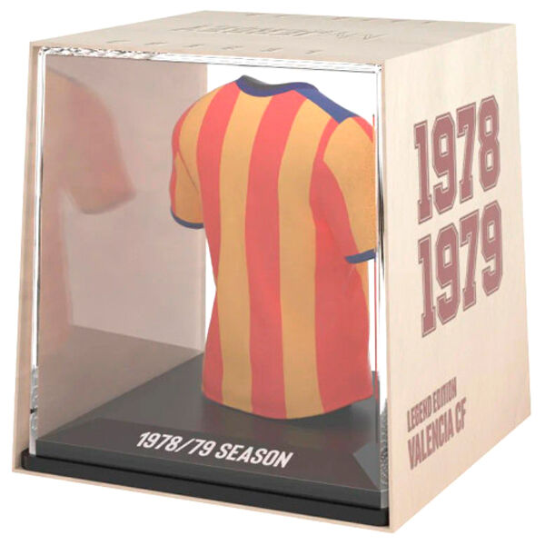 Zoom sur les détails en vinyle et acrylique de la figurine Valencia CF rétro