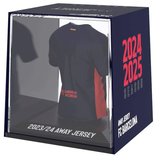 Vue de côté du mini t-shirt FC Barcelona montrant les détails du design et les matériaux écologiques