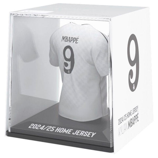 Zoom sur la texture en vinyle et plastique biodégradable de la figurine mini t-shirt Mbappé