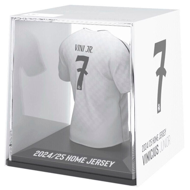 Profil gauche de la figurine Vinicius Jr. en vinyle avec étui transparent visible en arrière-plan