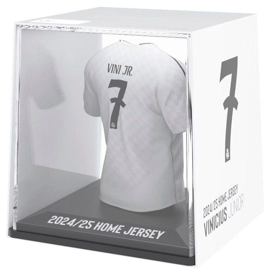 Profil gauche de la figurine Vinicius Jr. en vinyle avec étui transparent visible en arrière-plan