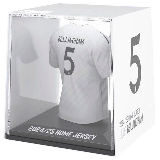 Zoom sur la figurine Bellingham montrant le logo Real Madrid et les détails du t-shirt