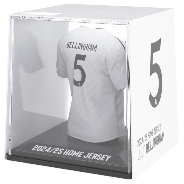 Zoom sur la figurine Bellingham montrant le logo Real Madrid et les détails du t-shirt