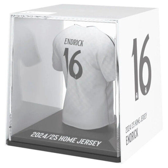 Profil latéral de la figurine Endrick en mini t-shirt Real Madrid sur fond blanc