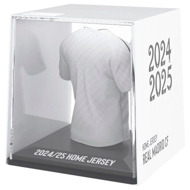 Zoom sur la texture en vinyle et acrylique de la figurine mini t-shirt Real Madrid de 9,5 cm