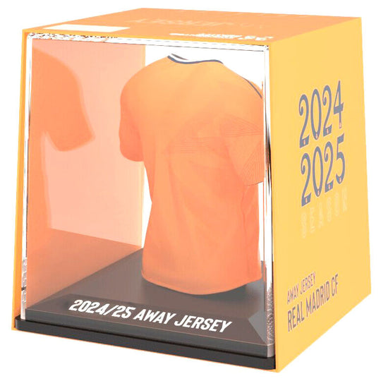 Vue latérale de la figurine Real Madrid montrant la texture en vinyle et plastique biodégradable