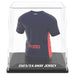 Présentation du mini t-shirt FC Barcelona avec son étui de protection transparent, dimensions compactes