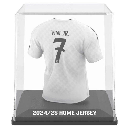 Ensemble des quatre images montrant la figurine Vinicius Jr. sous différents angles et son étui