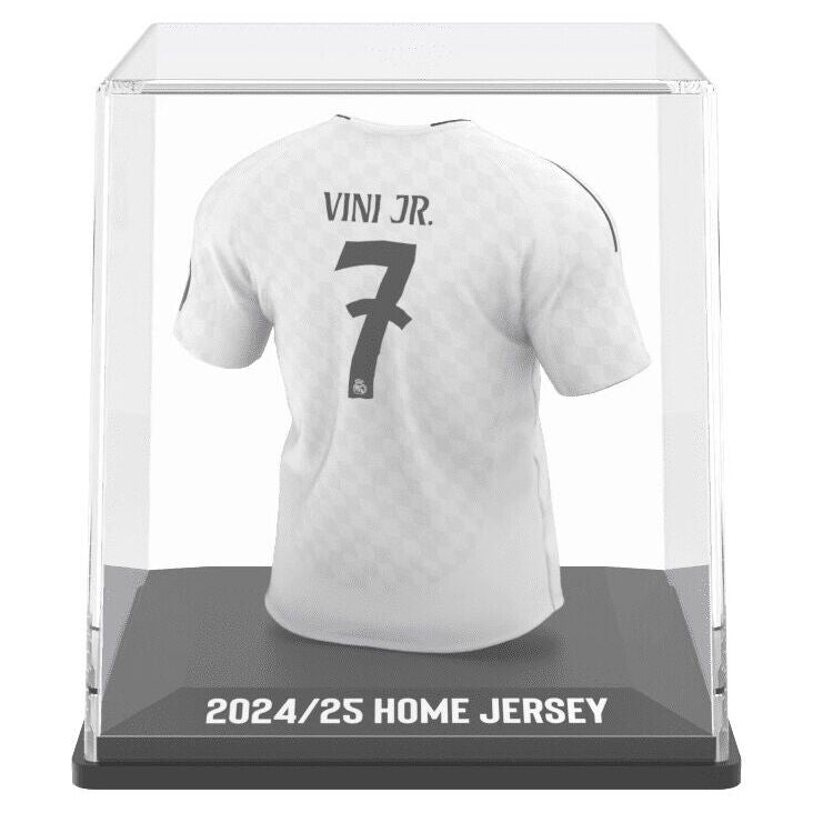 Ensemble des quatre images montrant la figurine Vinicius Jr. sous différents angles et son étui