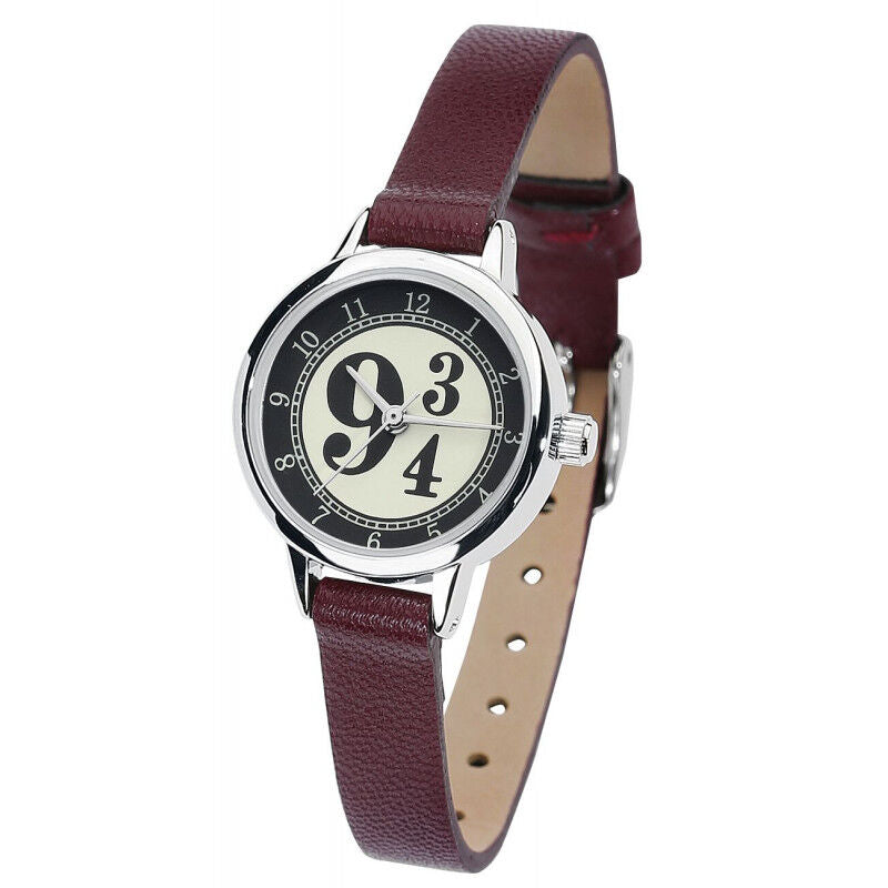 Image de la montre Harry Potter Platform 9 3/4 portée au poignet d'un fan en tenue décontractée