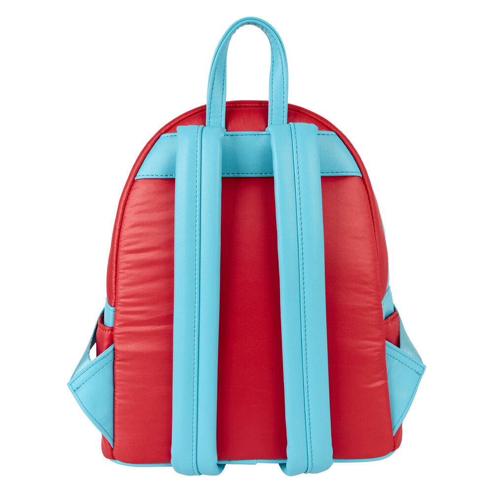 Sac à dos Loungefly South Park Cartman porté par un modèle en extérieur