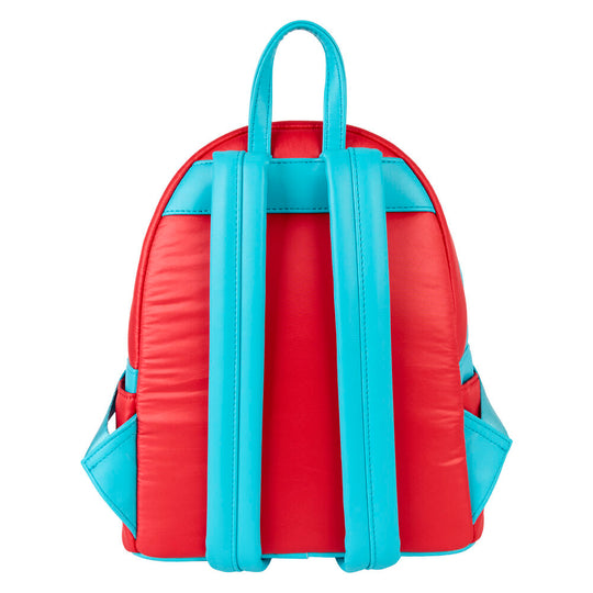 Sac à dos Loungefly South Park Cartman porté par un modèle en extérieur