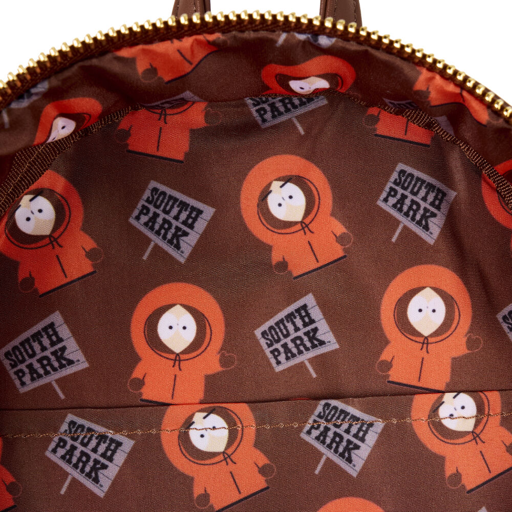 Vue latérale du sac à dos Loungefly South Park Kenny montrant la texture et la qualité du matériau