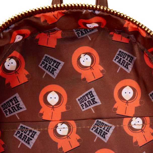 Vue latérale du sac à dos Loungefly South Park Kenny montrant la texture et la qualité du matériau