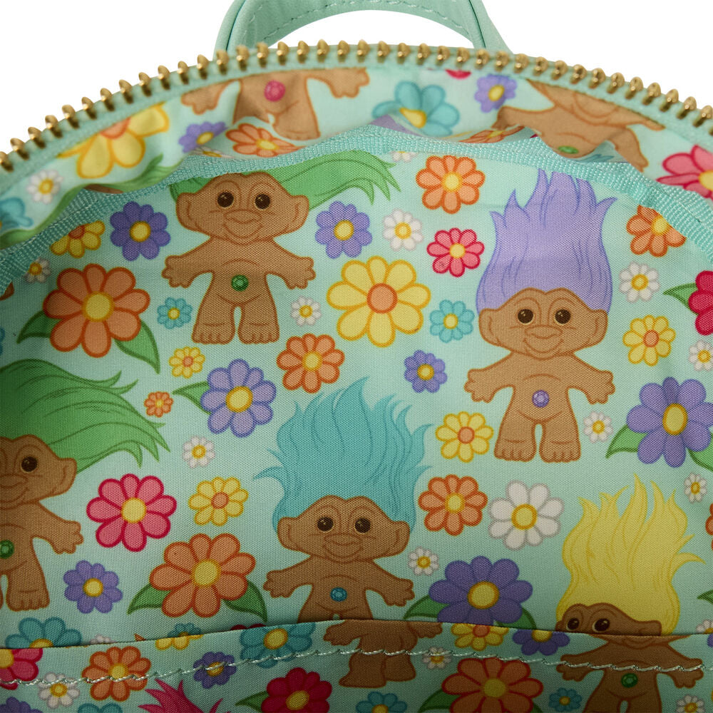 Sac à dos Loungefly Trolls Retro porté par un modèle en extérieur, illustrant son style tendance