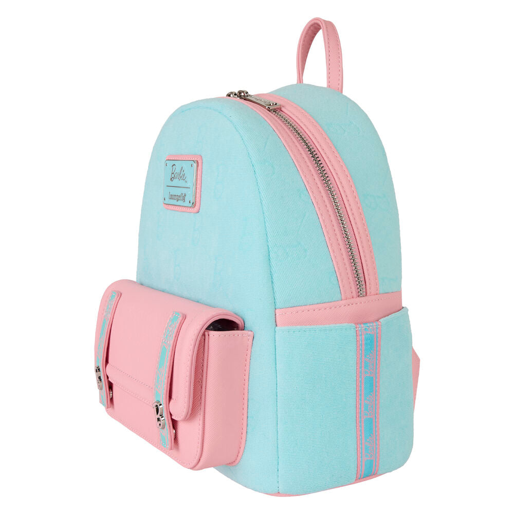 Sac à dos Loungefly Barbie porté sur l'épaule montrant le confort des bandoulières réglables