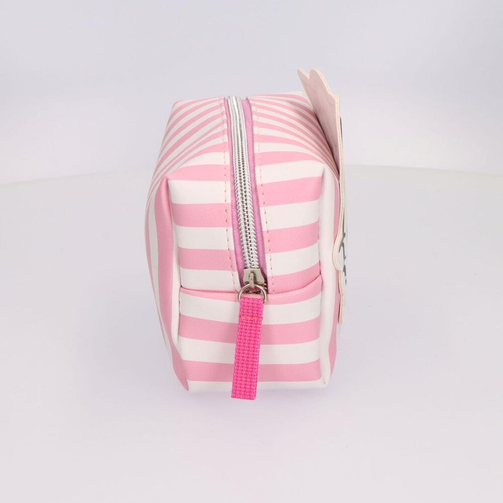Trousse Hello Kitty CERDÁ posée sur une table avec accessoires de beauté à côté