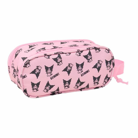 Zoom sur le design 3D coloré de la trousse double Hello Kitty Kuromi avec détails des personnages