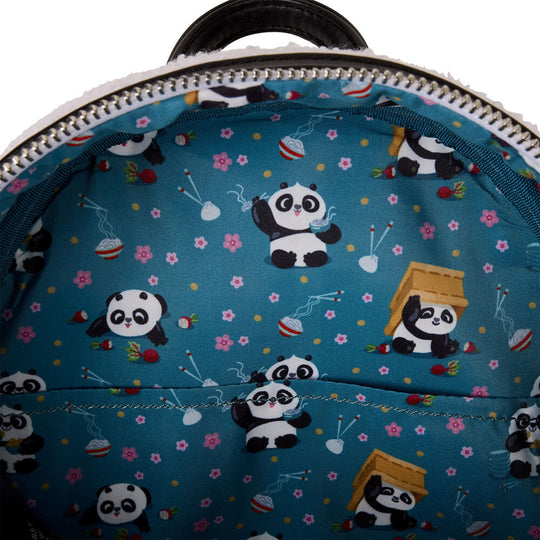 Vue latérale du sac à dos Loungefly Kung Fu Panda montrant les bandoulières ajustables confortables