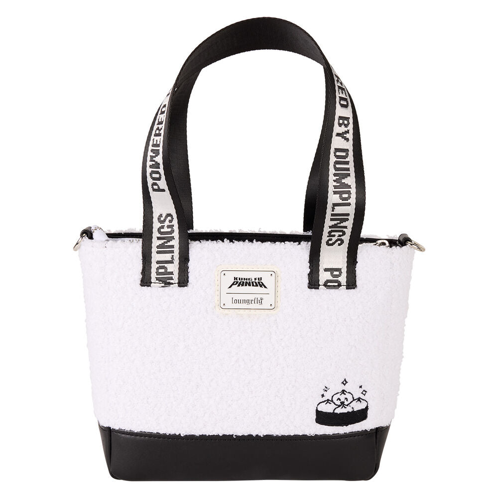 Photo du sac Loungefly Kung Fu Panda porté sur l'épaule avec bandoulière ajustable