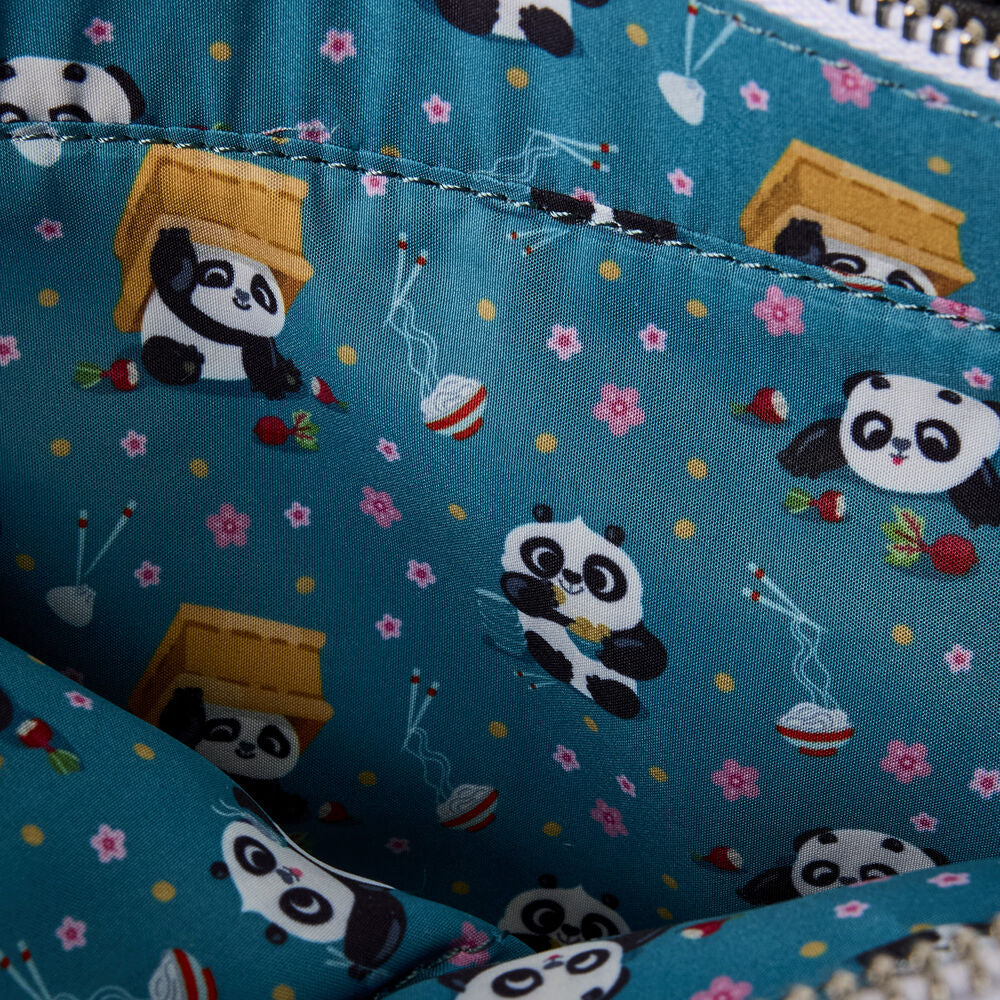 Vue latérale du sac Loungefly Kung Fu Panda mettant en avant sa forme et sa taille pratique