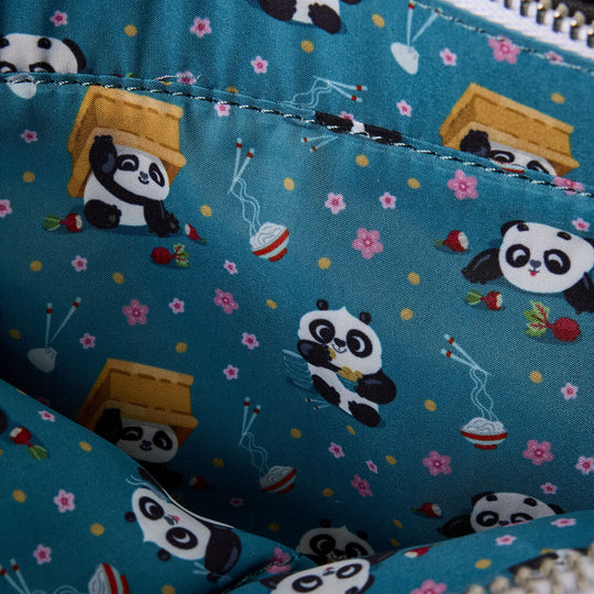 Vue latérale du sac Loungefly Kung Fu Panda mettant en avant sa forme et sa taille pratique