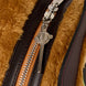 Image du sac à dos Loungefly Chat Potté porté en situation, illustrant son format compact et pratique