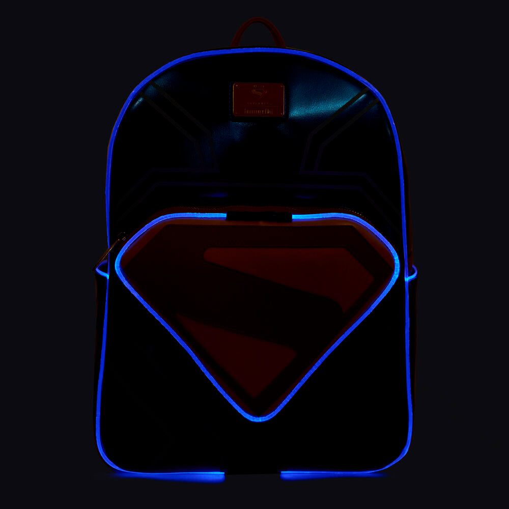 Sac à dos Superman Loungefly porté en situation urbaine par un fan