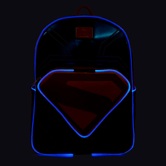 Sac à dos Superman Loungefly porté en situation urbaine par un fan