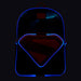 Sac à dos Superman Loungefly porté en situation urbaine par un fan
