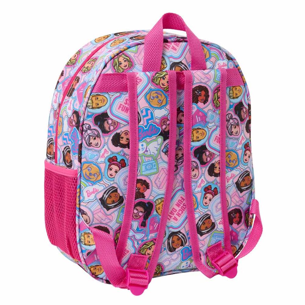 Détail des bretelles rembourrées et de la carte d'identification personnalisée du sac Barbie