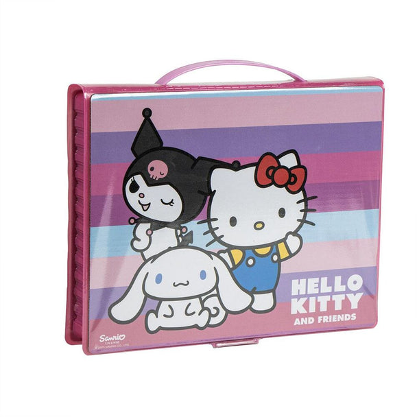 Détail des crayons et feutres inclus dans le set de papeterie Hello Kitty à colorier de taille compacte