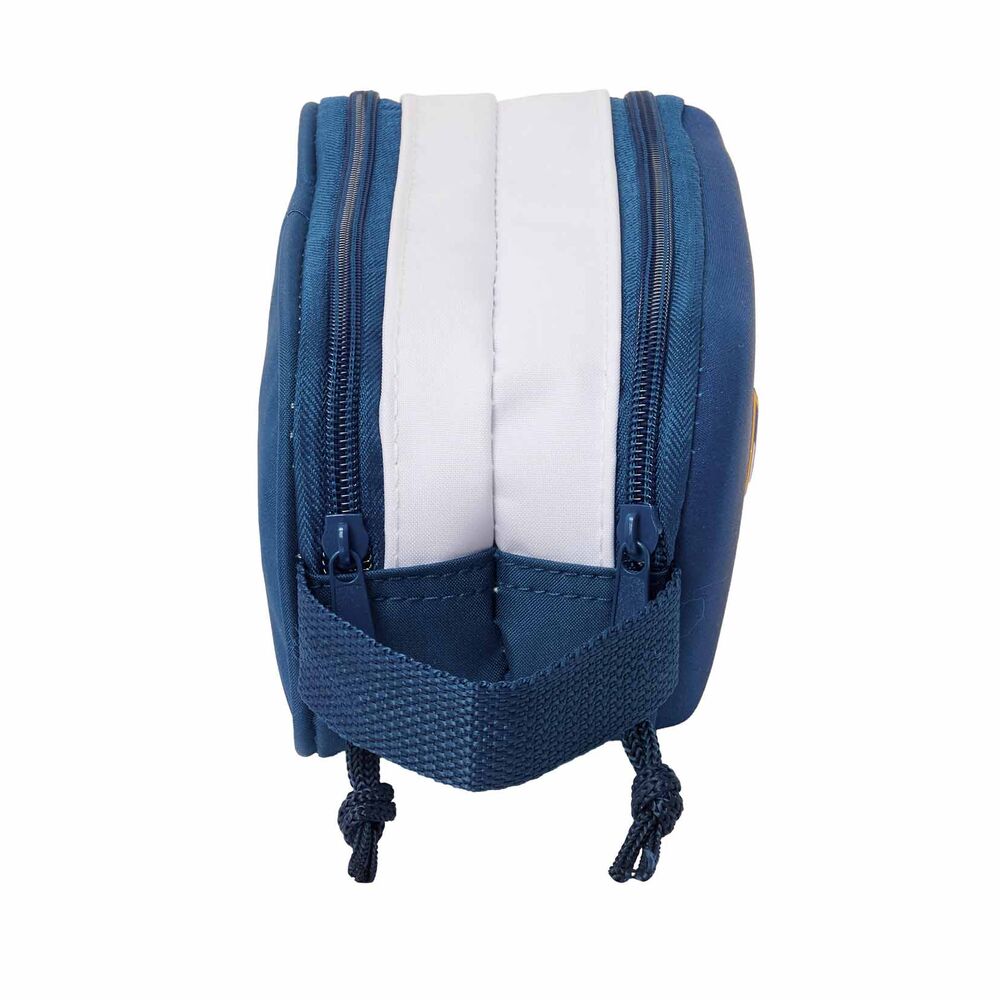 Gros plan sur la poignée latérale de la trousse Real Madrid 3D SAFTA, idéale pour un transport facile