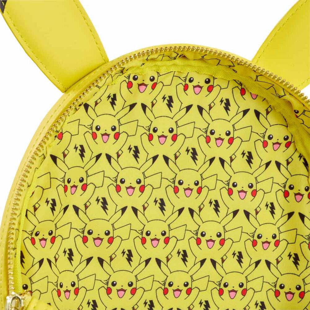 Détail du logo officiel Loungefly sur le sac à dos Pikachu Pokémon avec texture et finition premium