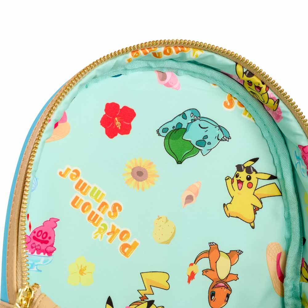Sac à dos Loungefly Pokémon Pool Party posé sur une surface estivale mettant en valeur son design unique.