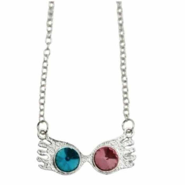 Collier Harry Potter Luna Lovegood avec pendentif lunettes ornées de cristaux bleus et roses sur fond blanc