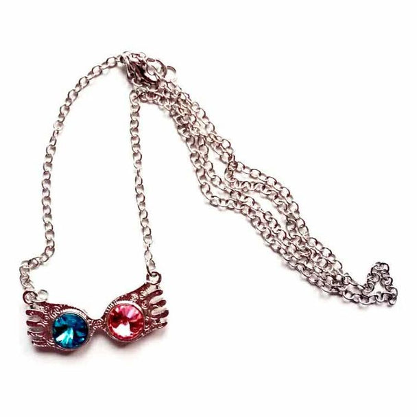 Vue rapprochée du pendentif lunettes du collier Luna Lovegood montrant les détails des cristaux scintillants