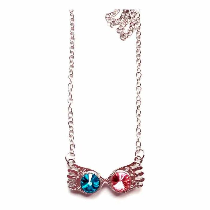 Collier Luna Lovegood suspendu mettant en valeur la chaîne argentée avec rallonge ajustable