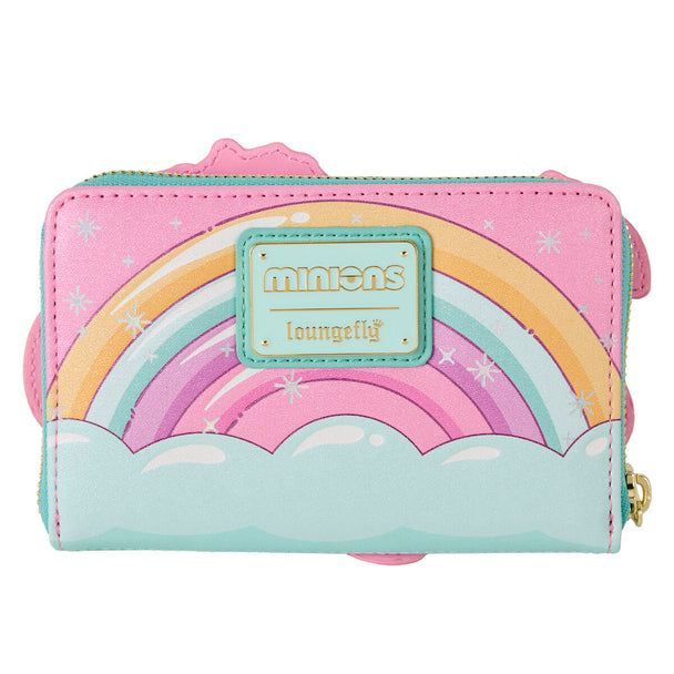 Gros plan sur les détails du portefeuille Loungefly Minions avec la licorne fluffy en relief