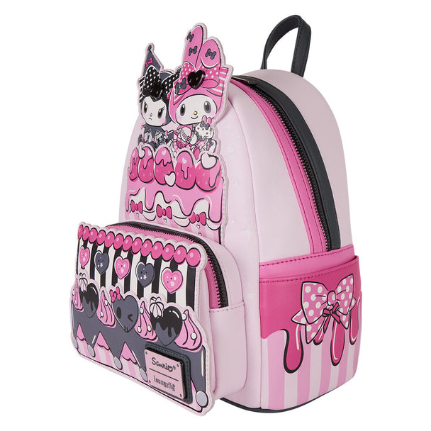 Détail du sac à dos Loungefly montrant les personnages My Melody et Kuromi en relief sur le tissu
