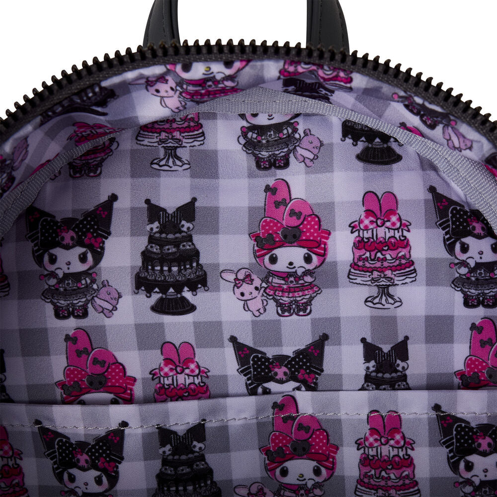Sac à dos Loungefly Sanrio posé sur une surface blanche mettant en valeur son design kawaii