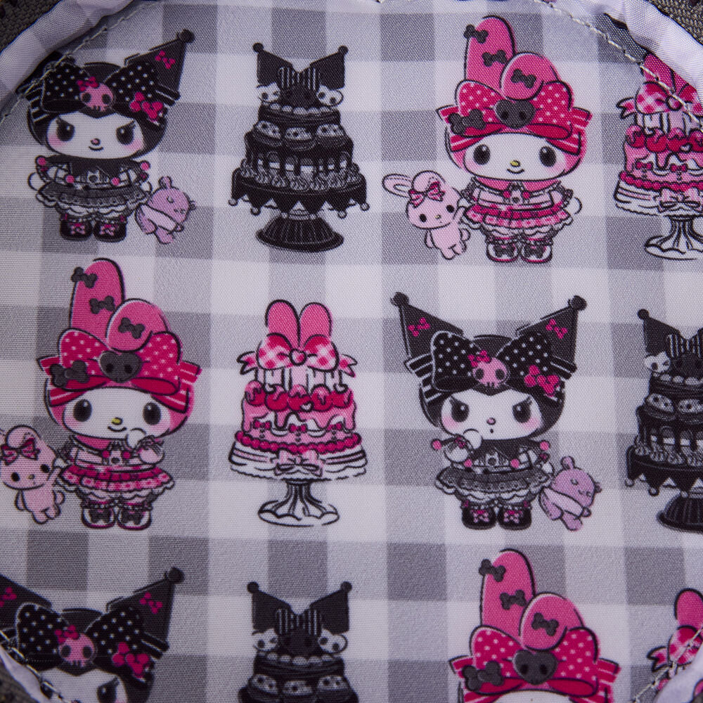 Sac Loungefly Sanrio My Melody et Kuromi porté en bandoulière par un mannequin