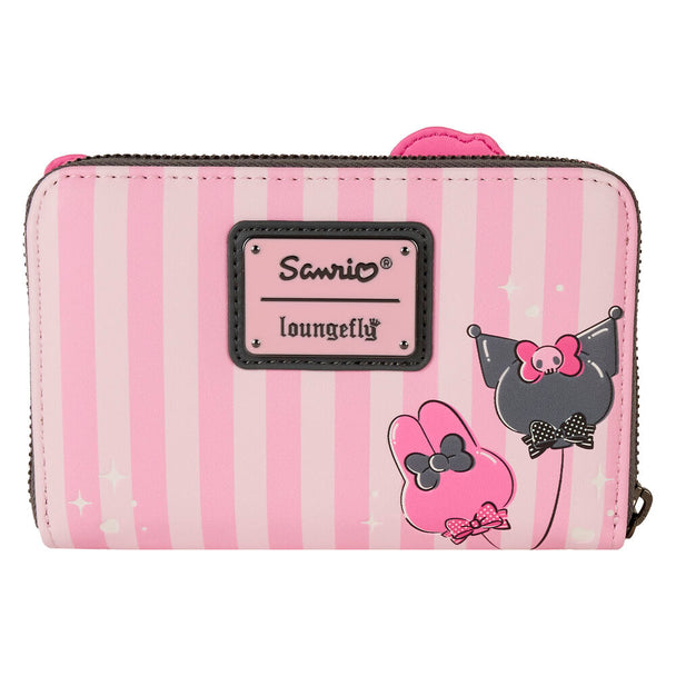 Profil du portefeuille Loungefly montrant sa taille compacte de 15,24x10,16x2,54 cm et sa fermeture sécurisée