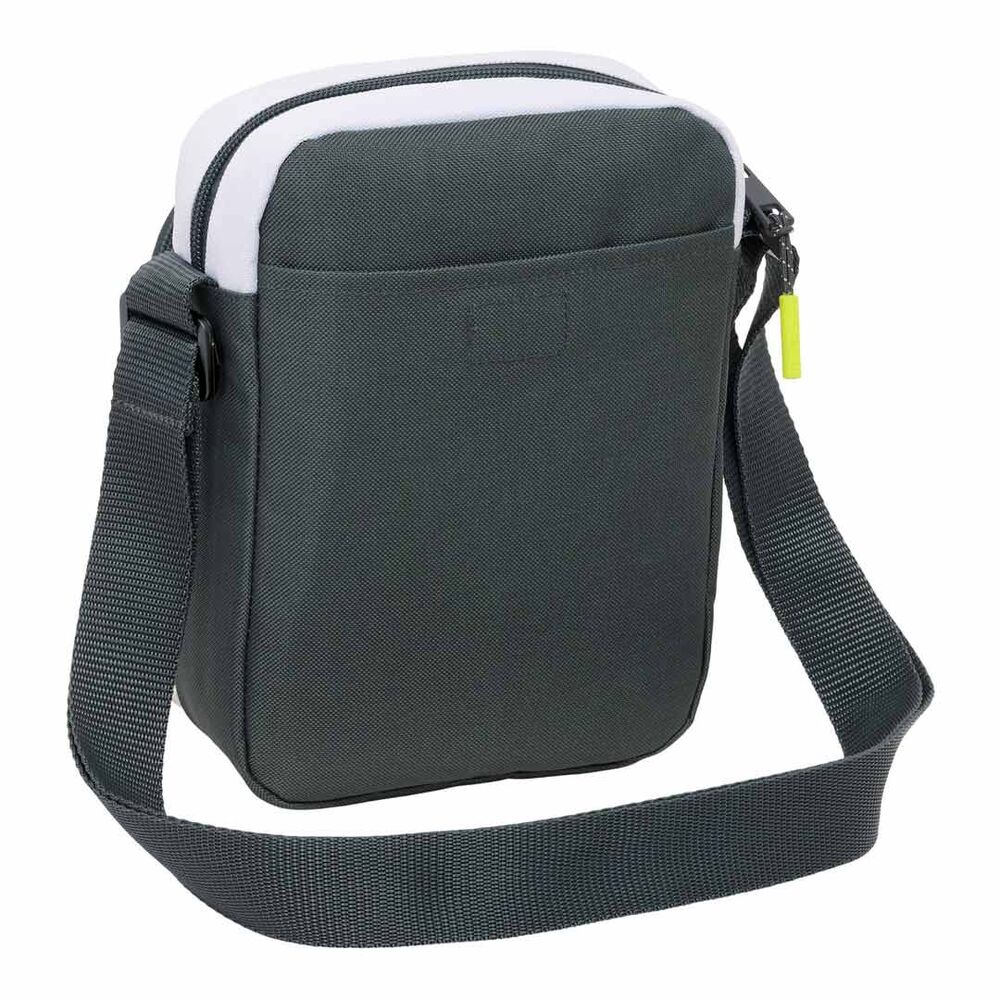 Détail de la poche avant zippée du sac Real Madrid 25/26 avec sangle réglable visible