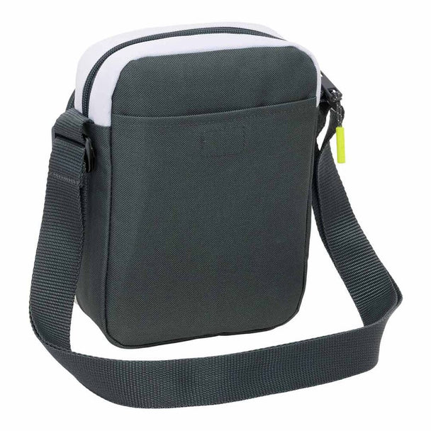 Détail de la poche avant zippée du sac Real Madrid 25/26 avec sangle réglable visible