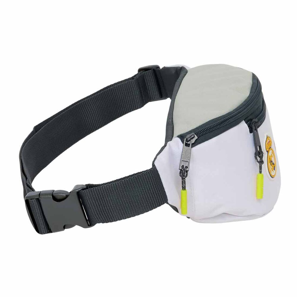 Vue de profil de la pochette ceinture Real Madrid 25/26 montrant la poche frontale zippée et ses dimensions compactes