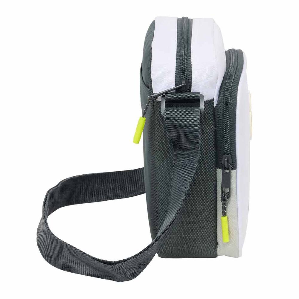 Vue arrière du sac Real Madrid 25/26 montrant le compartiment à fermeture velcro et la bandoulière