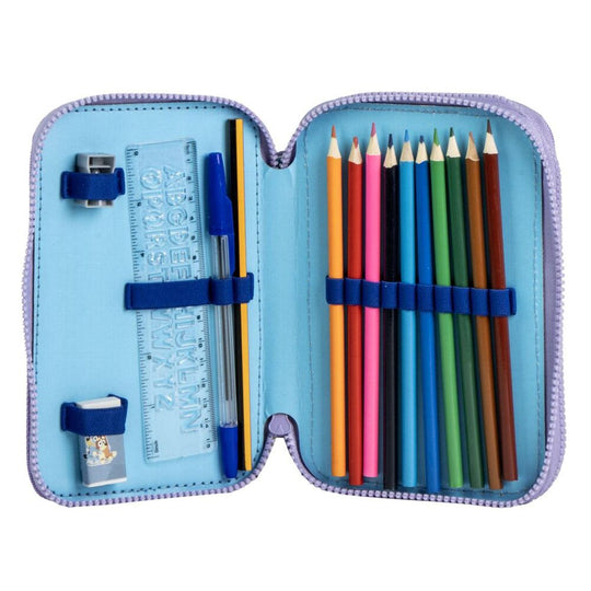 Trousse double Bluey CERDÁ posée sur un bureau avec fournitures scolaires visibles